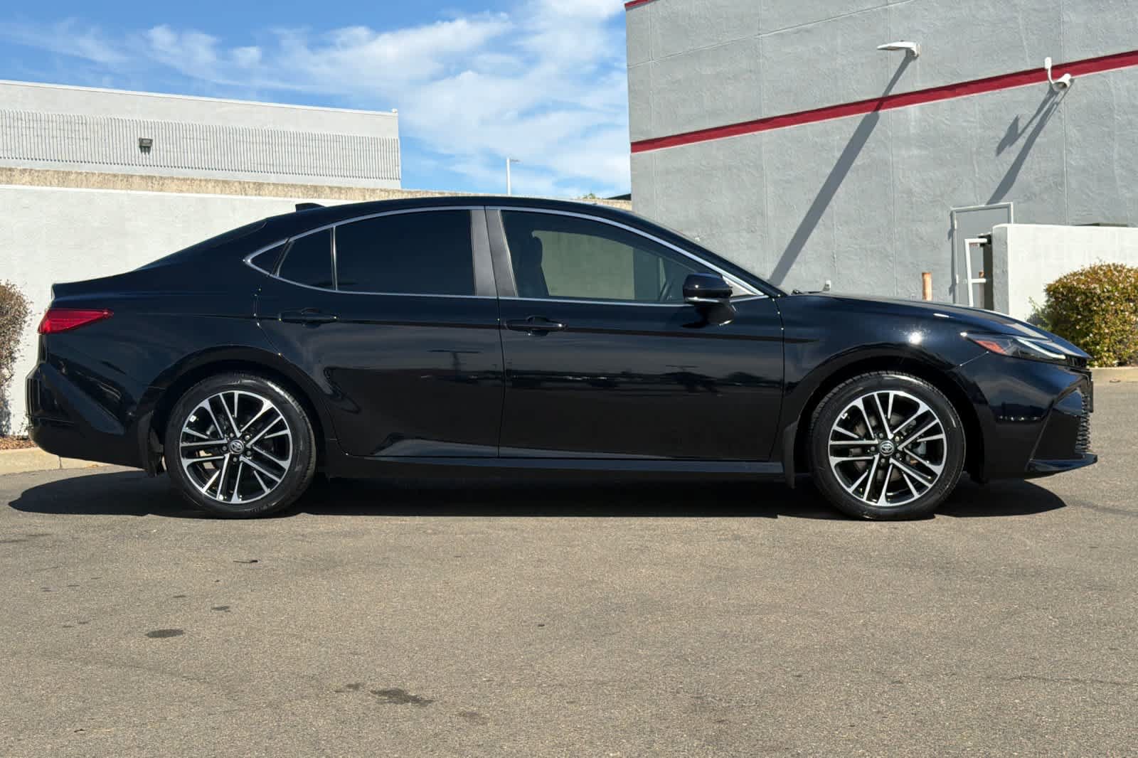 Used 2025 Toyota Camry XLE AWD/4WD image 6