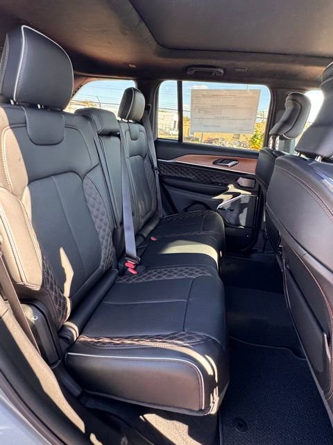New 2025 Jeep Grand Cherokee Summit image 14