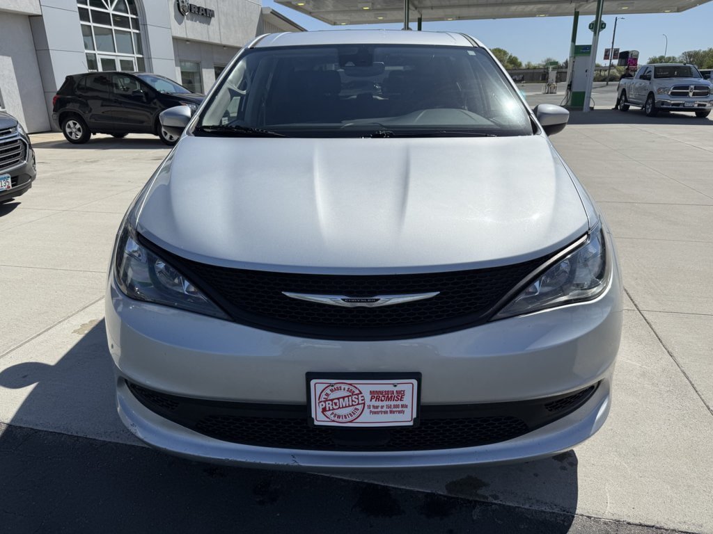 Used 2023 Chrysler Voyager LX FWD image 3