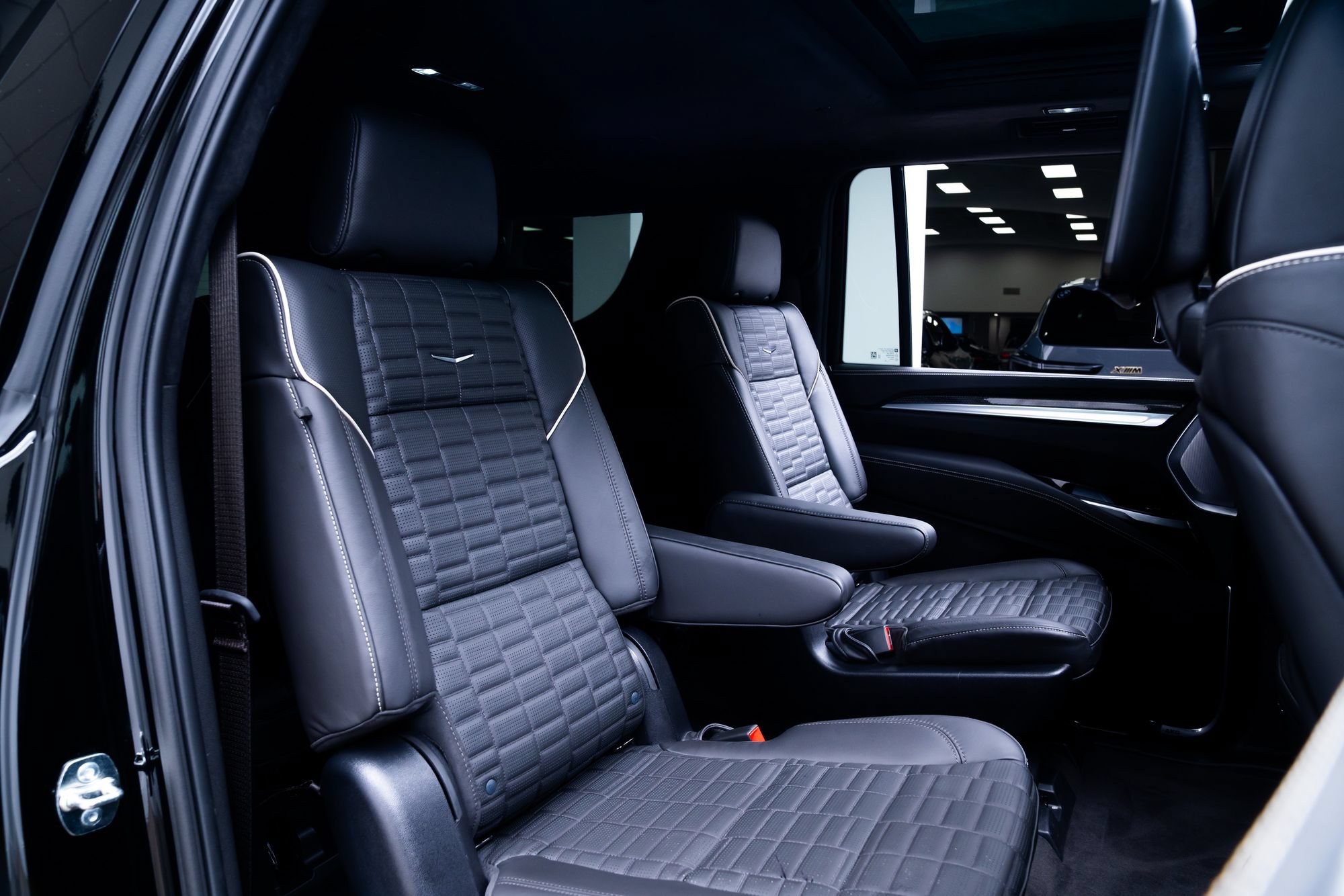 Used 2025 Cadillac Escalade ESV V AWD/4WD image 25