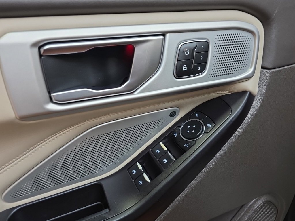 Used 2020 Ford Explorer Platinum w/ Premium Technology Package image 28