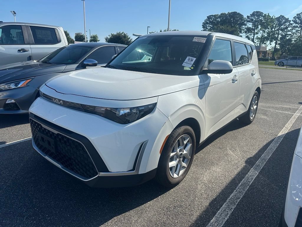 Used 2023 Kia Soul LX w/ Option Group 015 FWD image 2