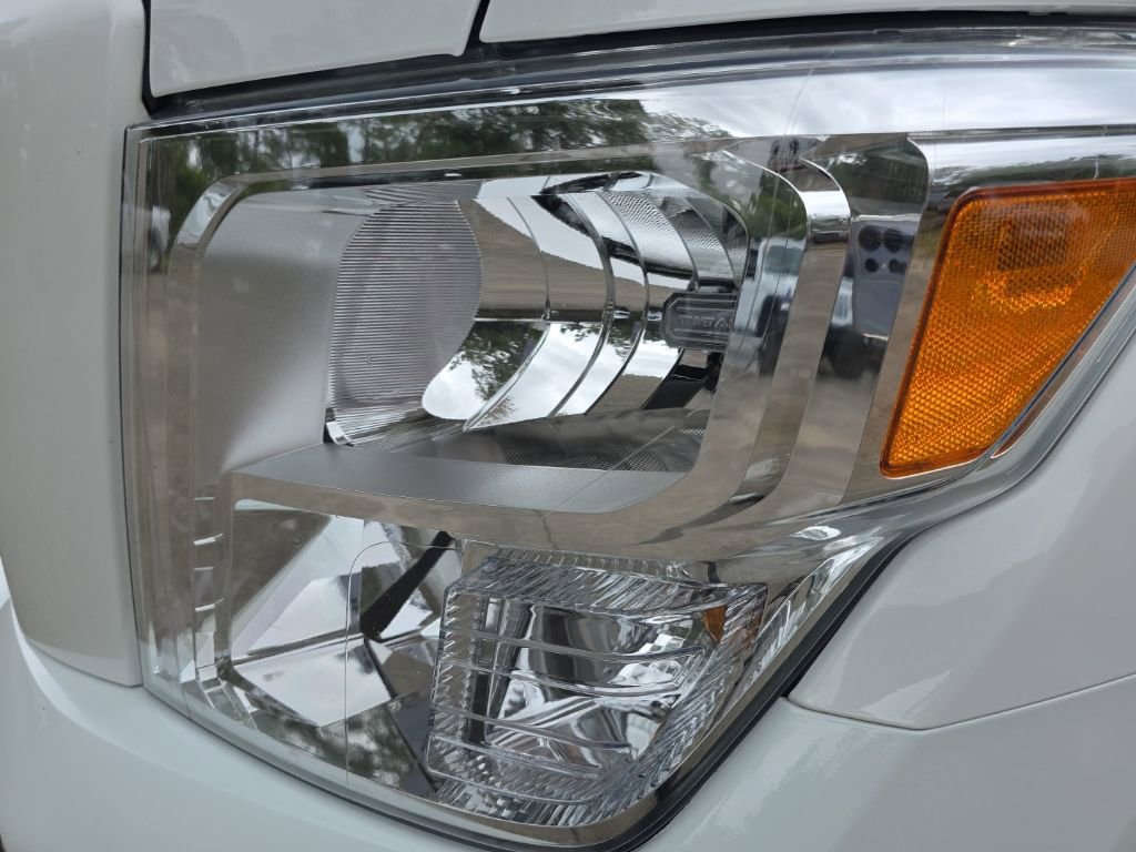 Used 2023 Nissan Titan SV w/ SV Convenience Package image 4