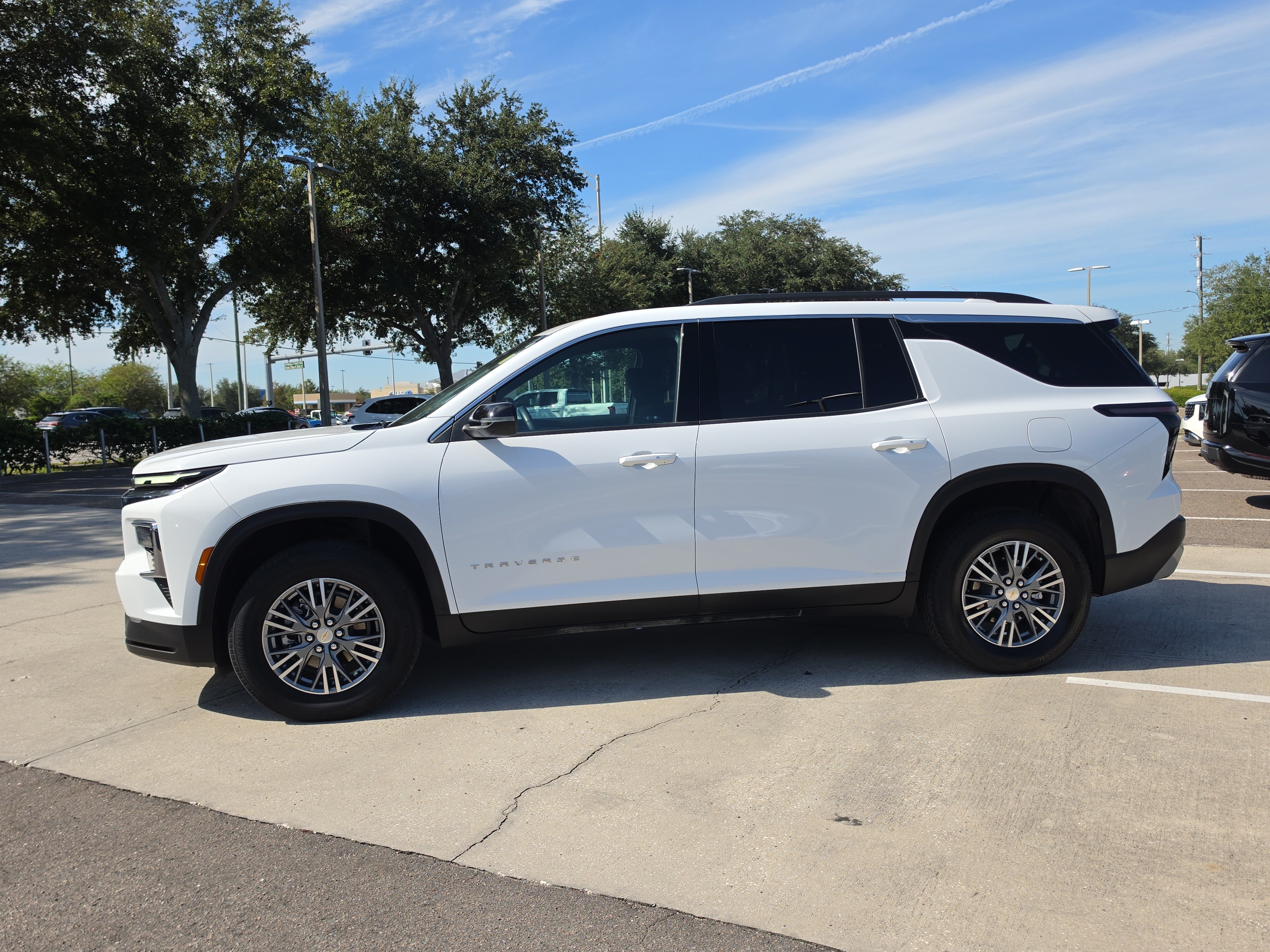 Used 2025 Chevrolet Traverse LT FWD image 5