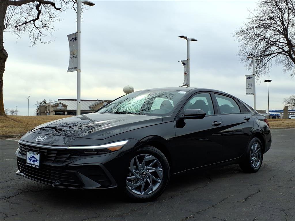 Used 2024 Hyundai Elantra SEL FWD image 3