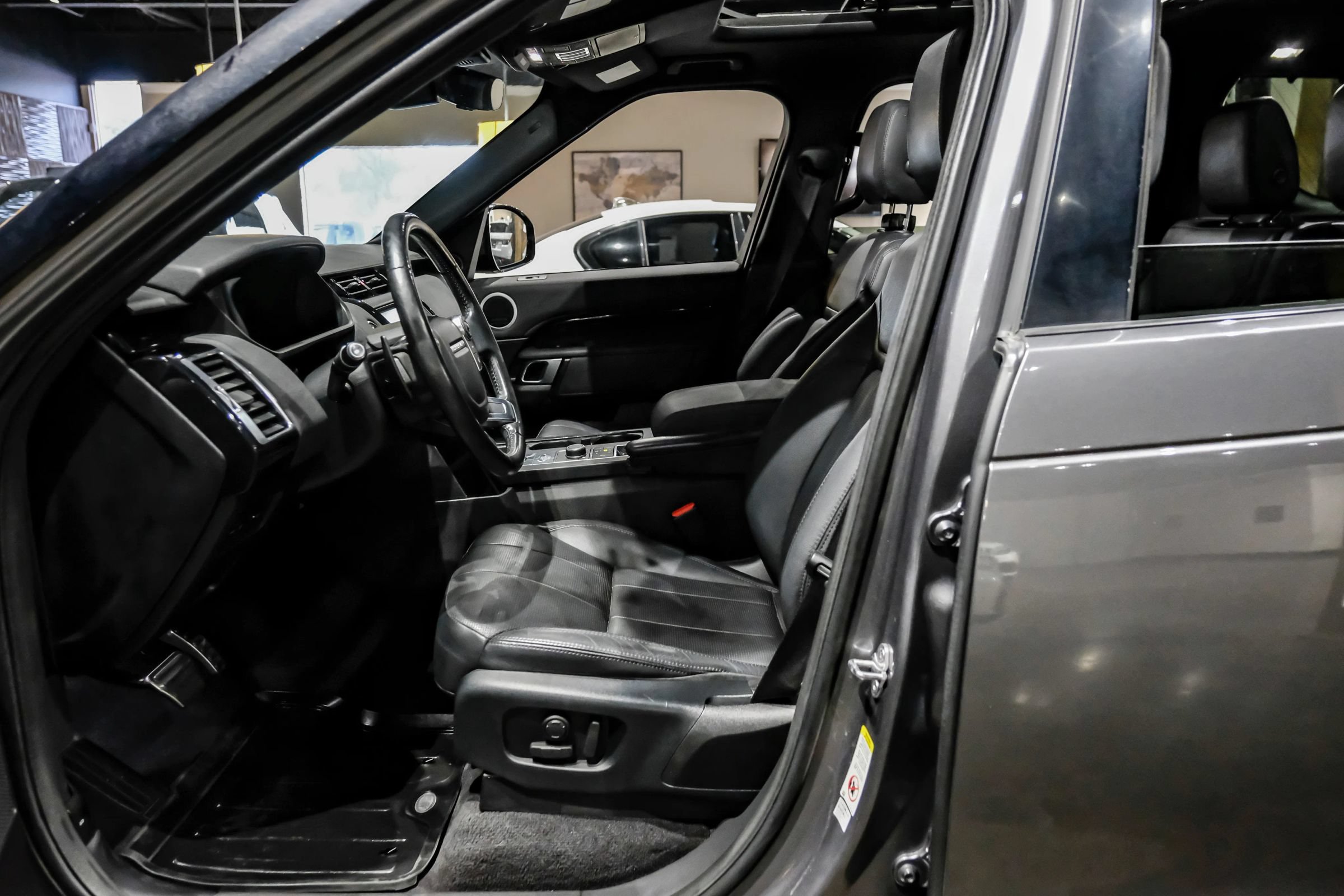 Used 2018 Land Rover Discovery SE AWD/4WD image 4