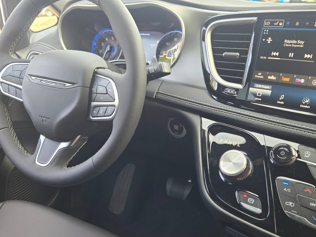 New 2027 Chrysler Pacifica Select AWD/4WD image 7