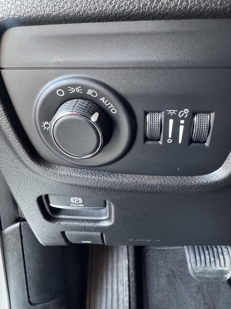 Used 2025 Jeep Grand Cherokee L Laredo AWD/4WD image 13