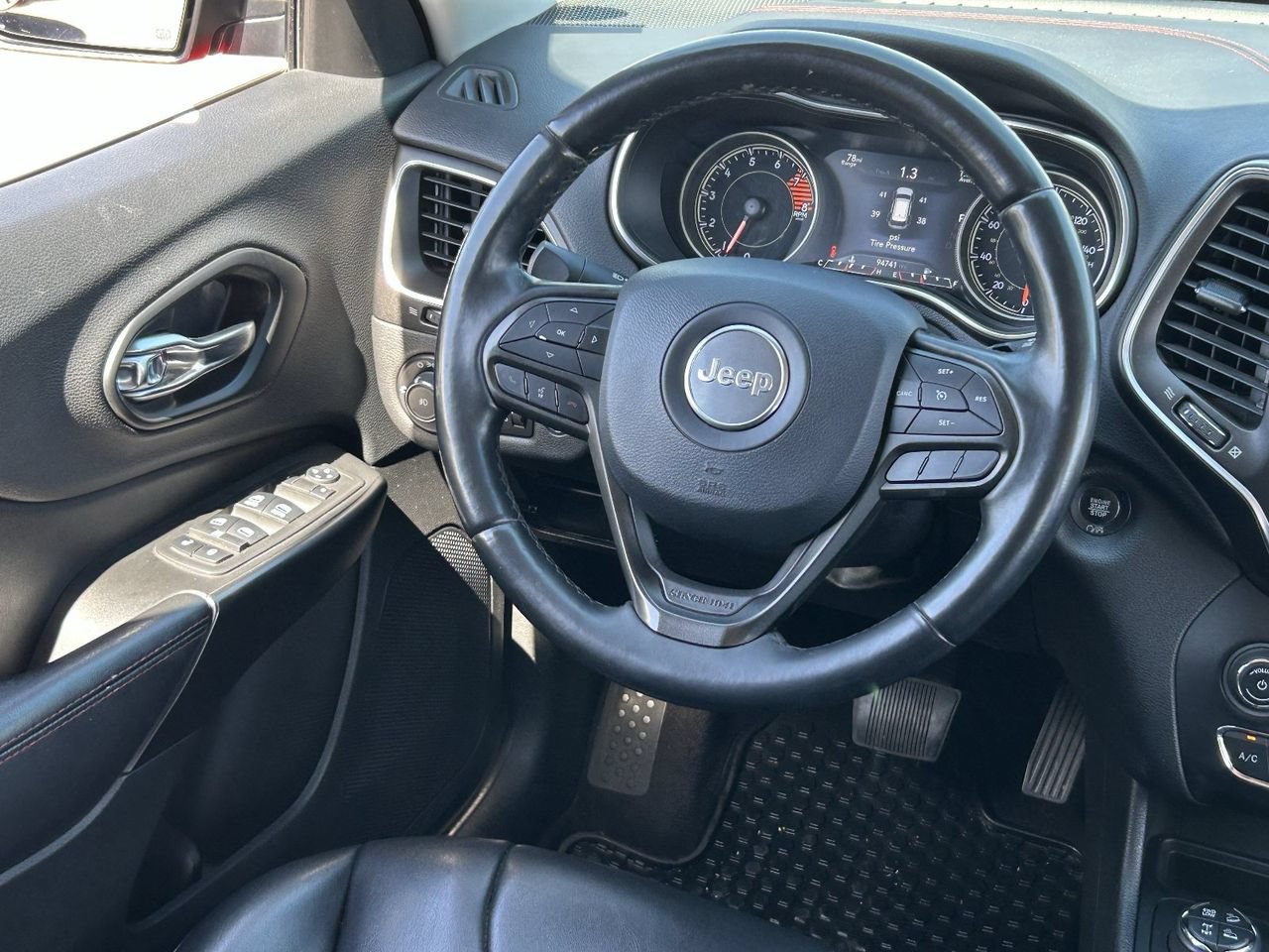 Used 2019 Jeep Cherokee Trailhawk w/ Comfort/Convenience Group AWD/4WD image 16