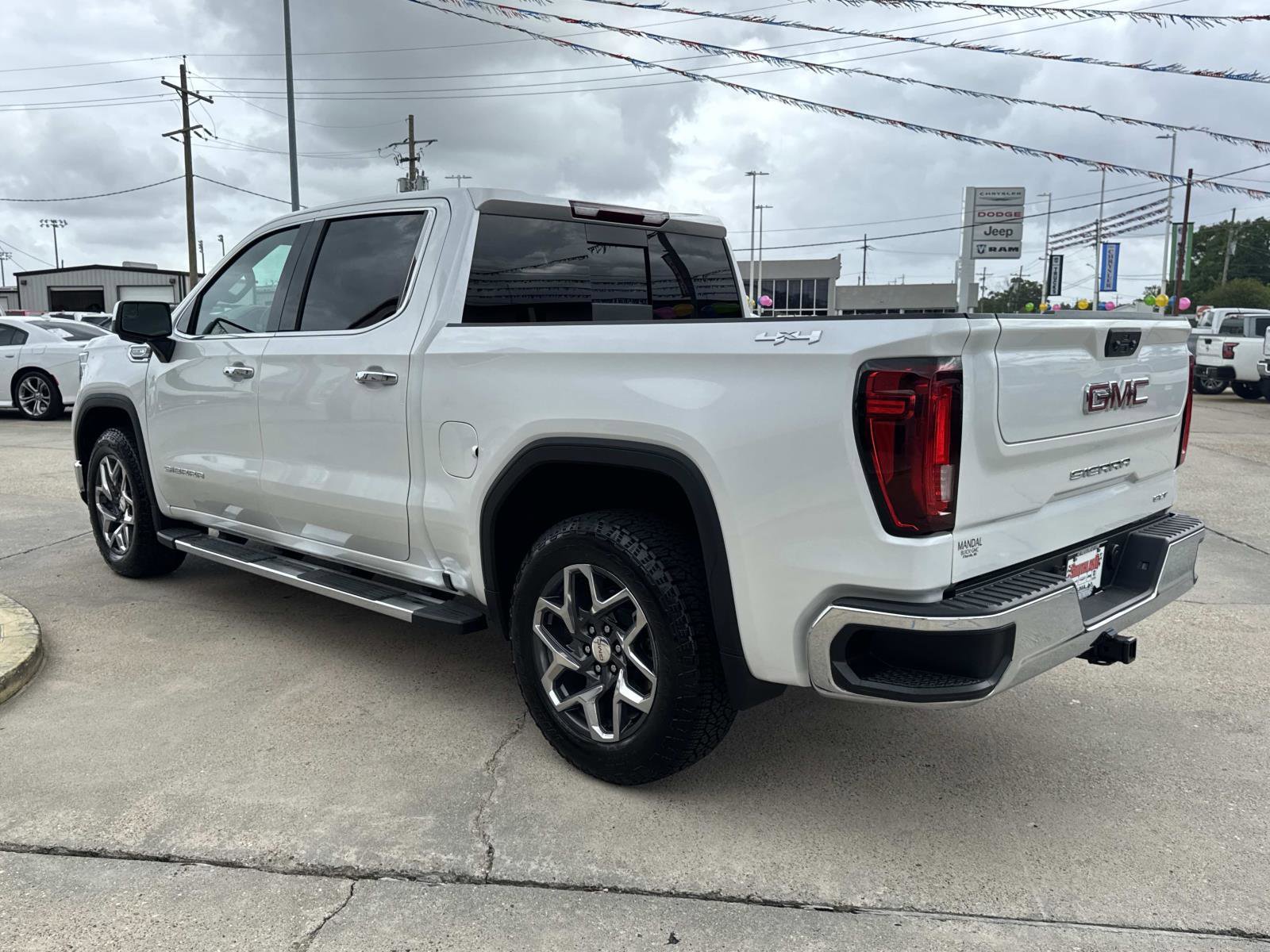 Used 2025 GMC Sierra 1500 SLT w/ SLT Premium Package image 5