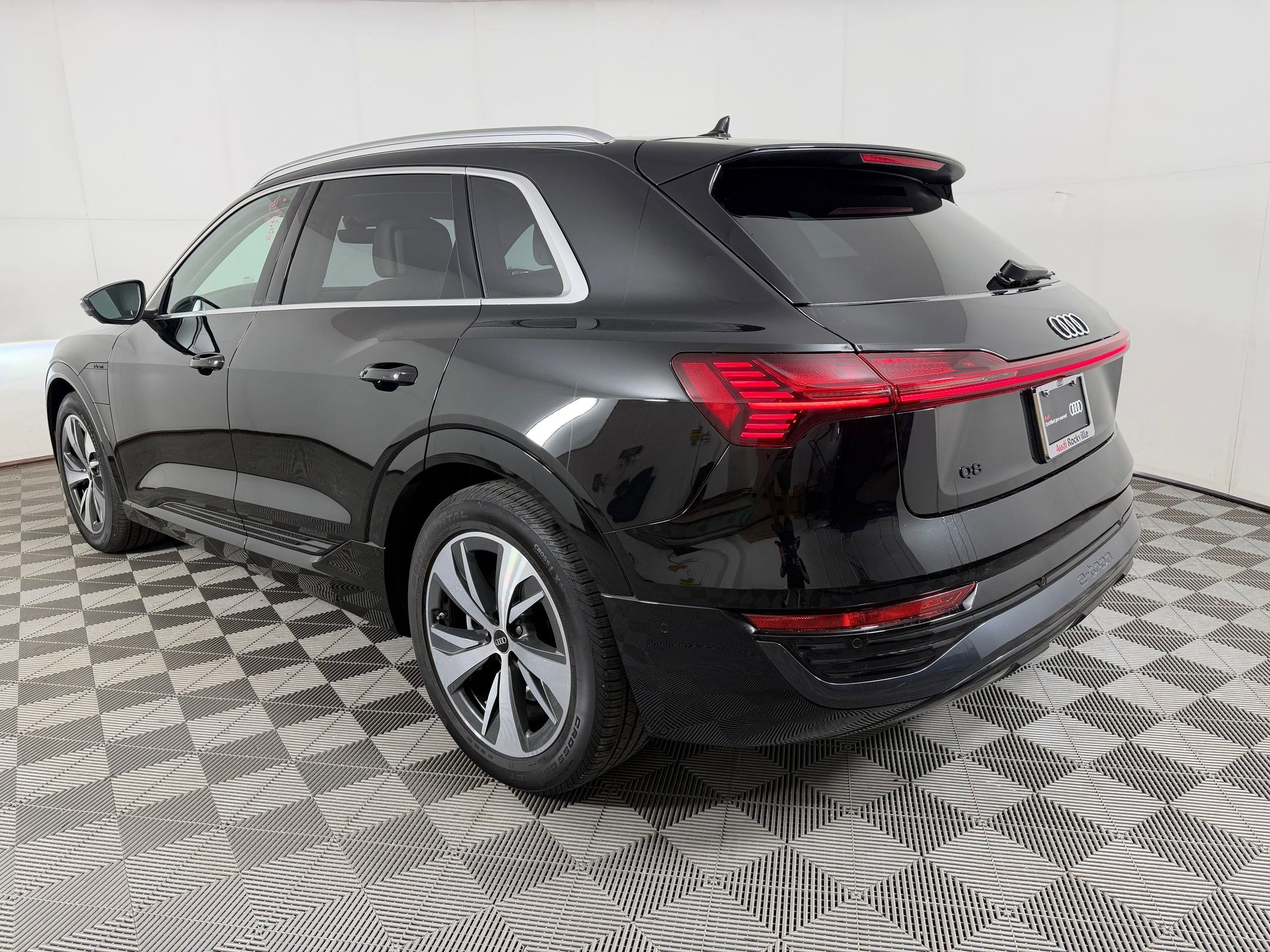Used 2024 Audi Q8 e-tron Premium Plus w/ Premium Plus Package image 3