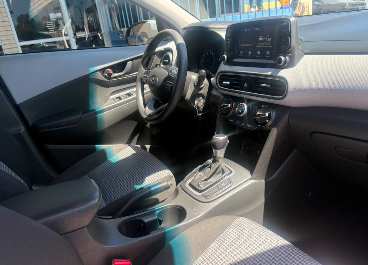 Used 2021 Hyundai Kona SE w/ Cargo Package FWD image 2