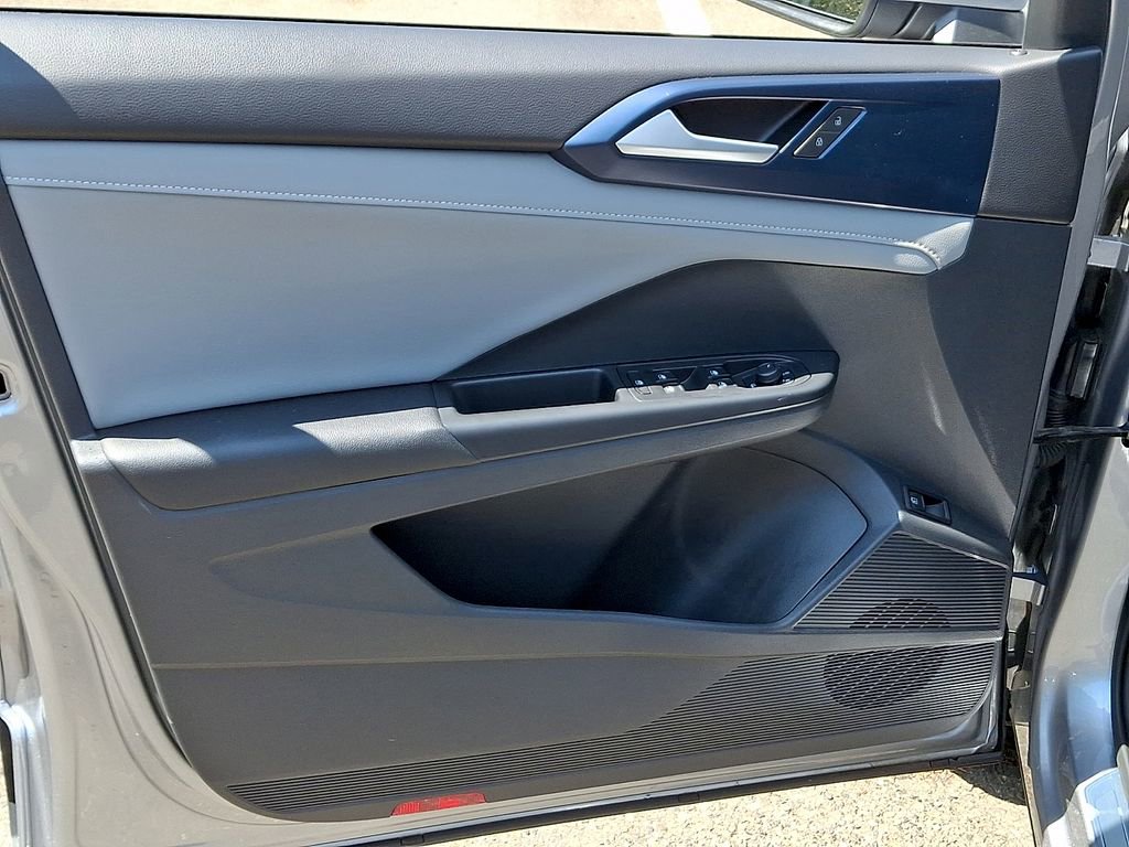 Certified 2023 Volkswagen Taos SE w/ Panoramic Sunroof Package AWD/4WD image 12