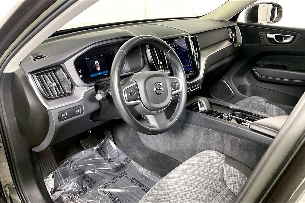 Used 2022 Volvo XC60 B5 Momentum image 13