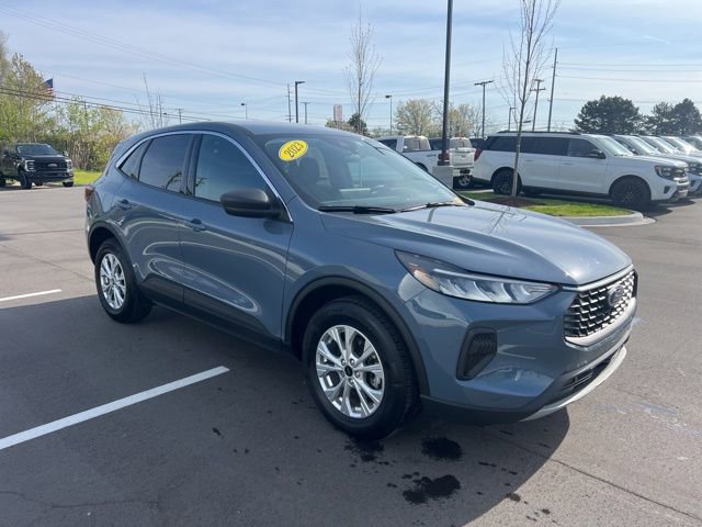 Used 2023 Ford Escape Active w/ Tech Pack #1 AWD/4WD image 3