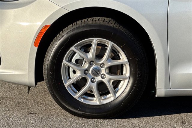 Used 2024 Chrysler Pacifica Touring-L image 34
