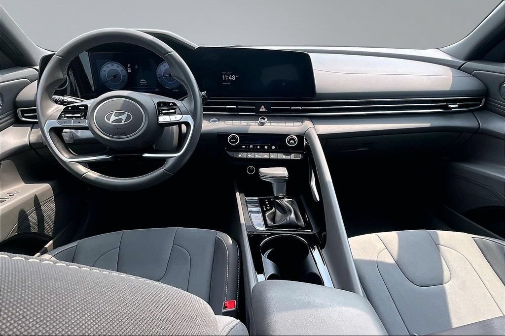 Used 2025 Hyundai Elantra SEL FWD image 14