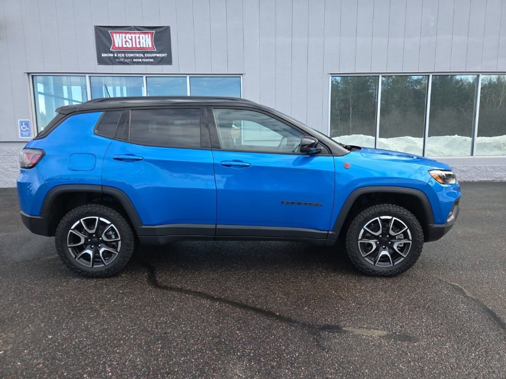 Used 2024 Jeep Compass Trailhawk w/ Trailhawk Elite Group image 2