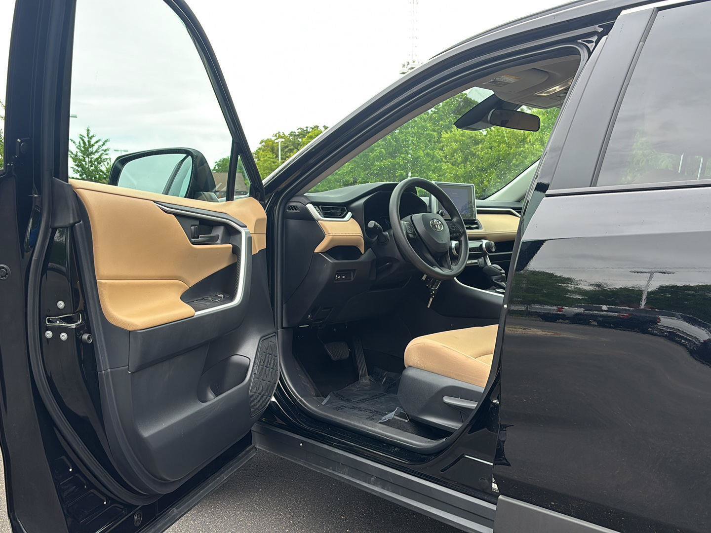 Used 2025 Toyota RAV4 LE AWD/4WD image 2