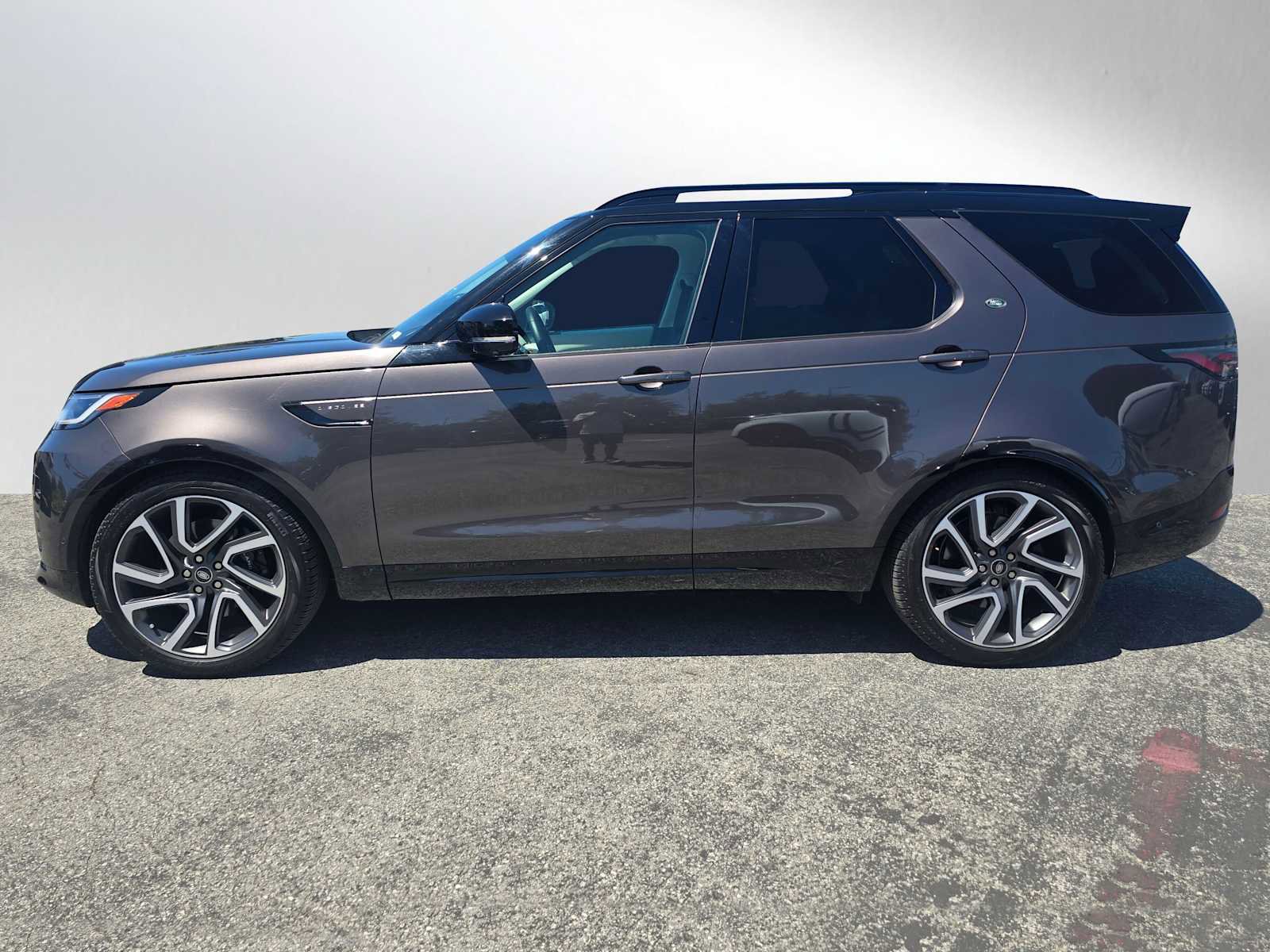 Used 2025 Land Rover Discovery Metropolitan Edition AWD/4WD image 2