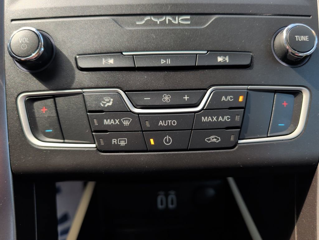Used 2020 Ford Fusion SE image 14
