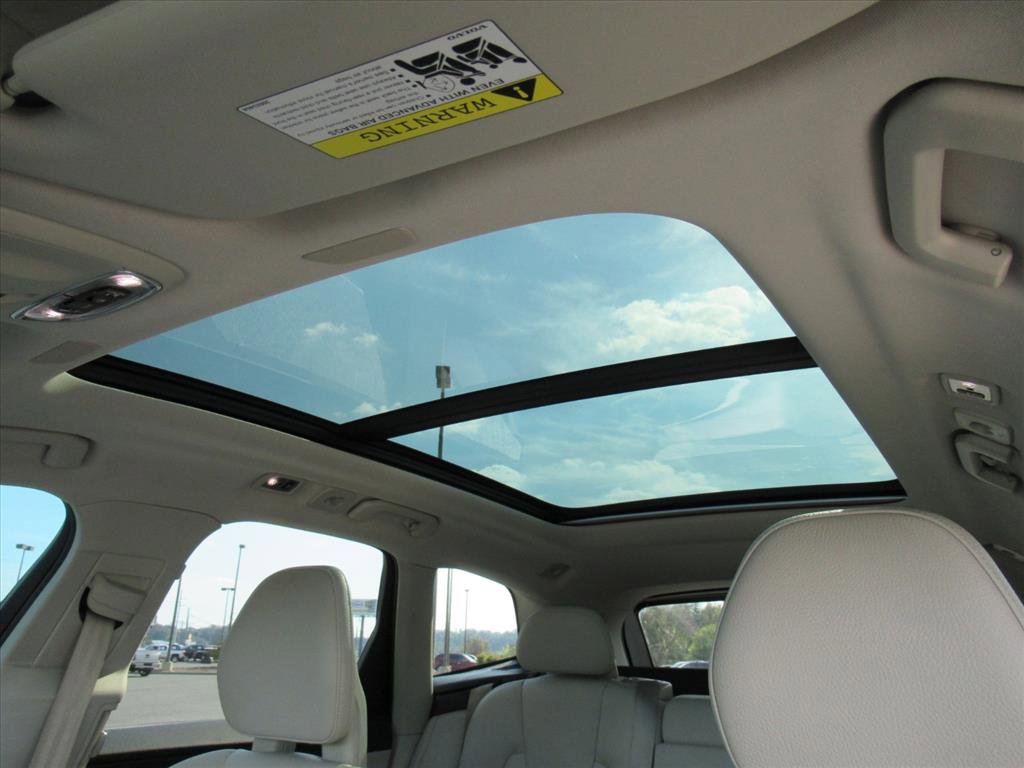 Used 2018 Volvo XC60 T6 Momentum w/ Convenience Package image 25