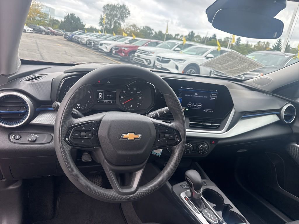 Used 2025 Chevrolet Trax LS image 41