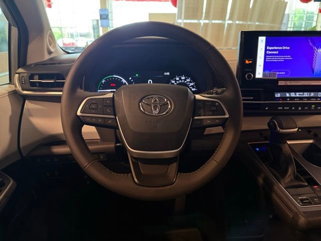 Used 2025 Toyota Sienna XLE image 18
