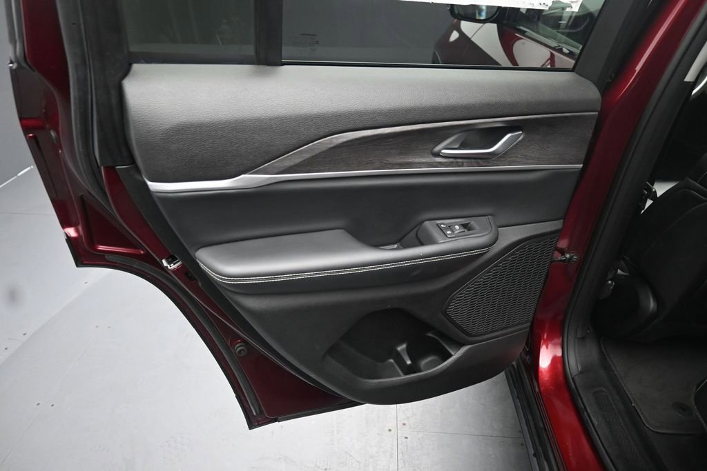 Used 2023 Jeep Grand Cherokee Limited AWD/4WD image 17