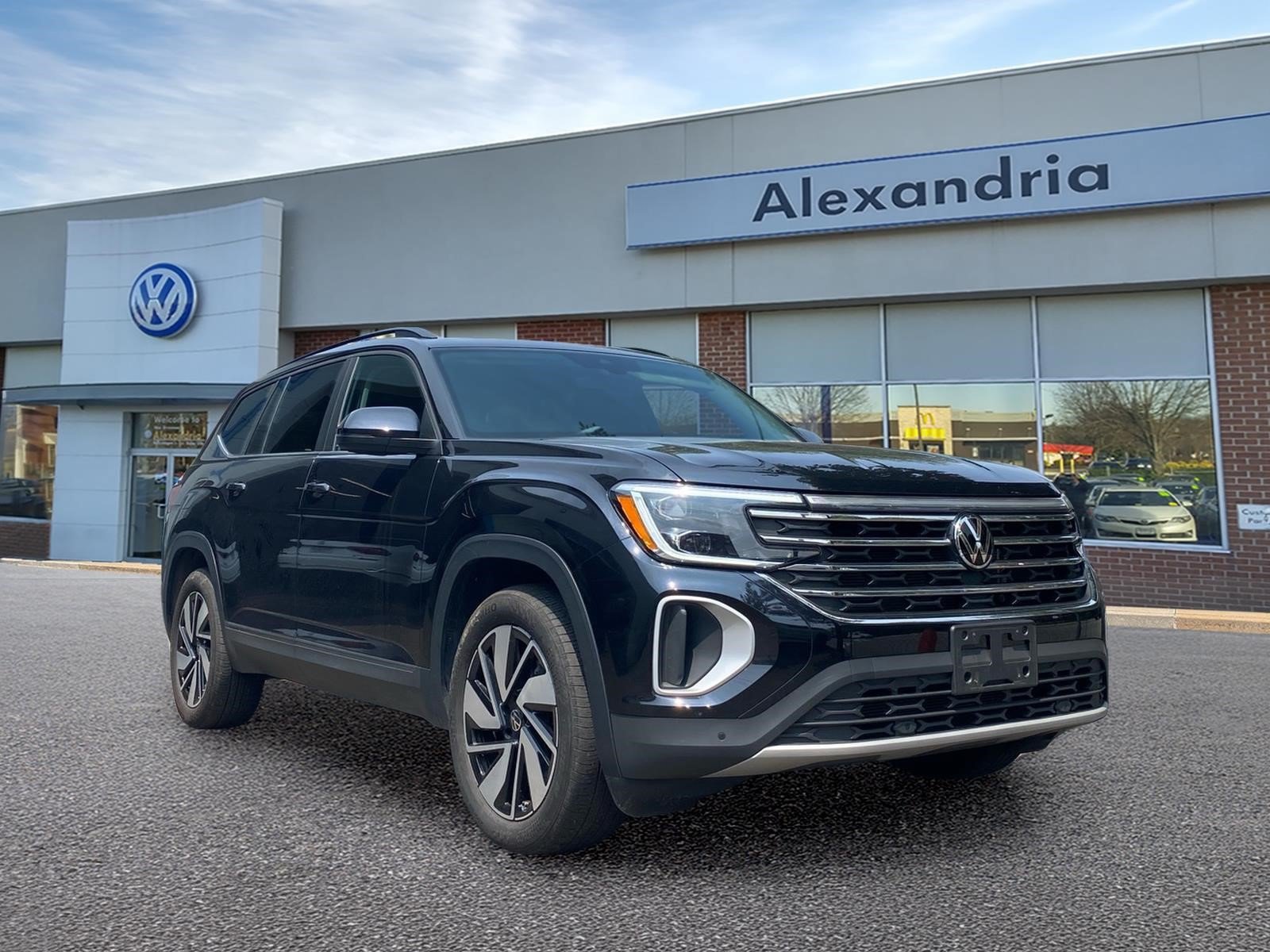 Certified 2025 Volkswagen Atlas SE w/ Panoramic Sunroof Package AWD/4WD image 1