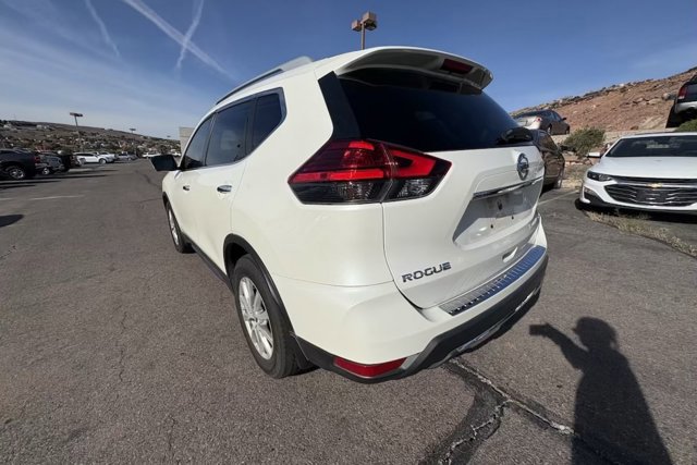 Used 2017 Nissan Rogue SV w/ SV Premium Package image 3