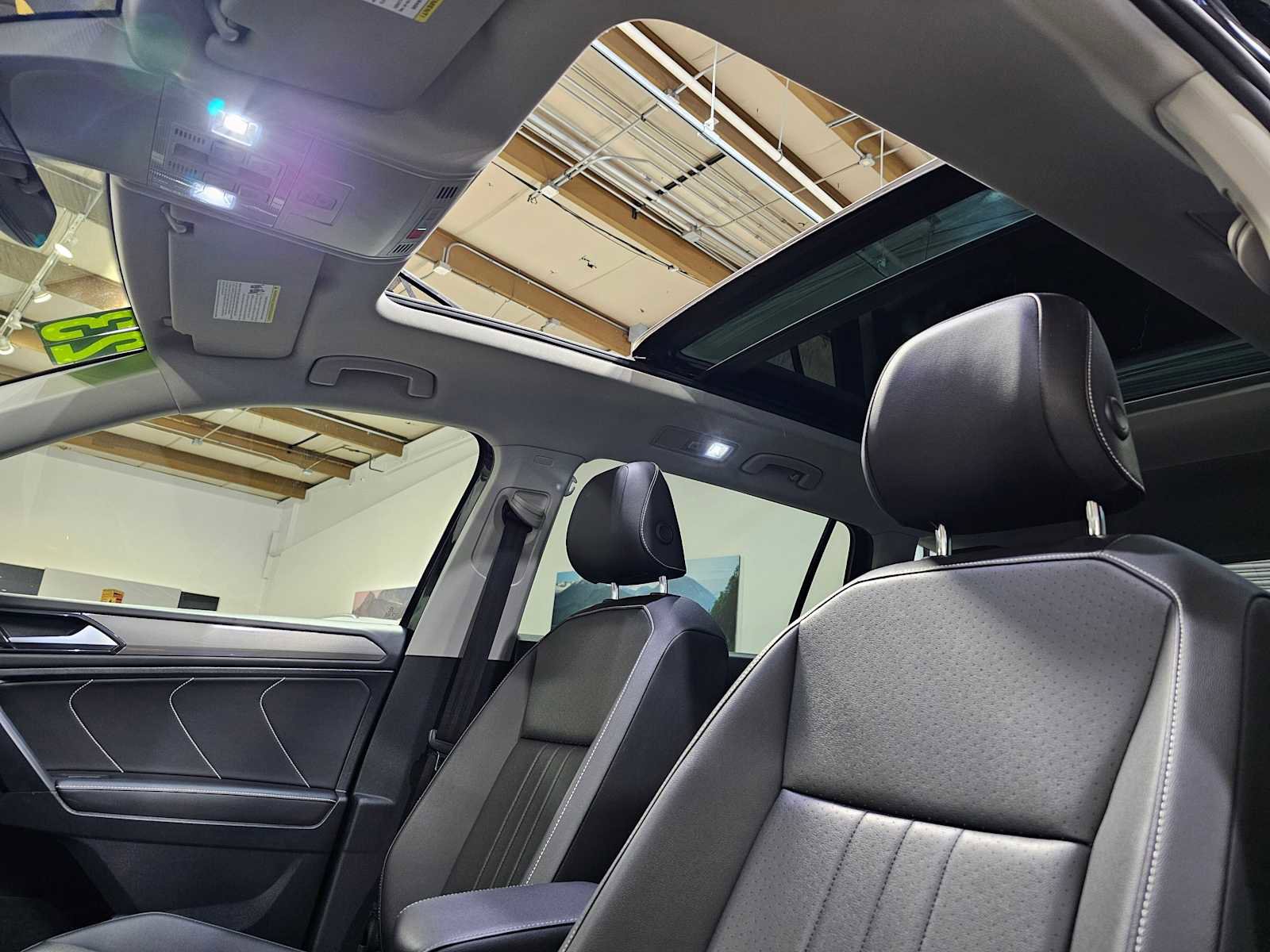 Used 2023 Volkswagen Tiguan SE w/ Panoramic Sunroof Package image 21