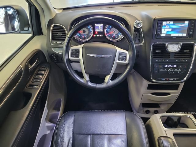 Used 2016 Chrysler Town & Country Touring FWD image 24