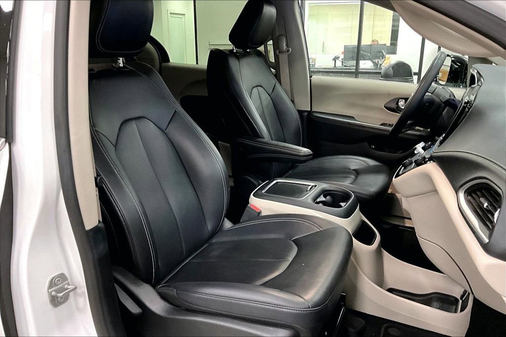 Used 2024 Chrysler Pacifica Select image 30