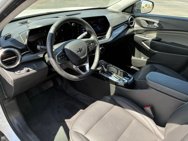 Used 2025 Chevrolet Trax ACTIV FWD image 11