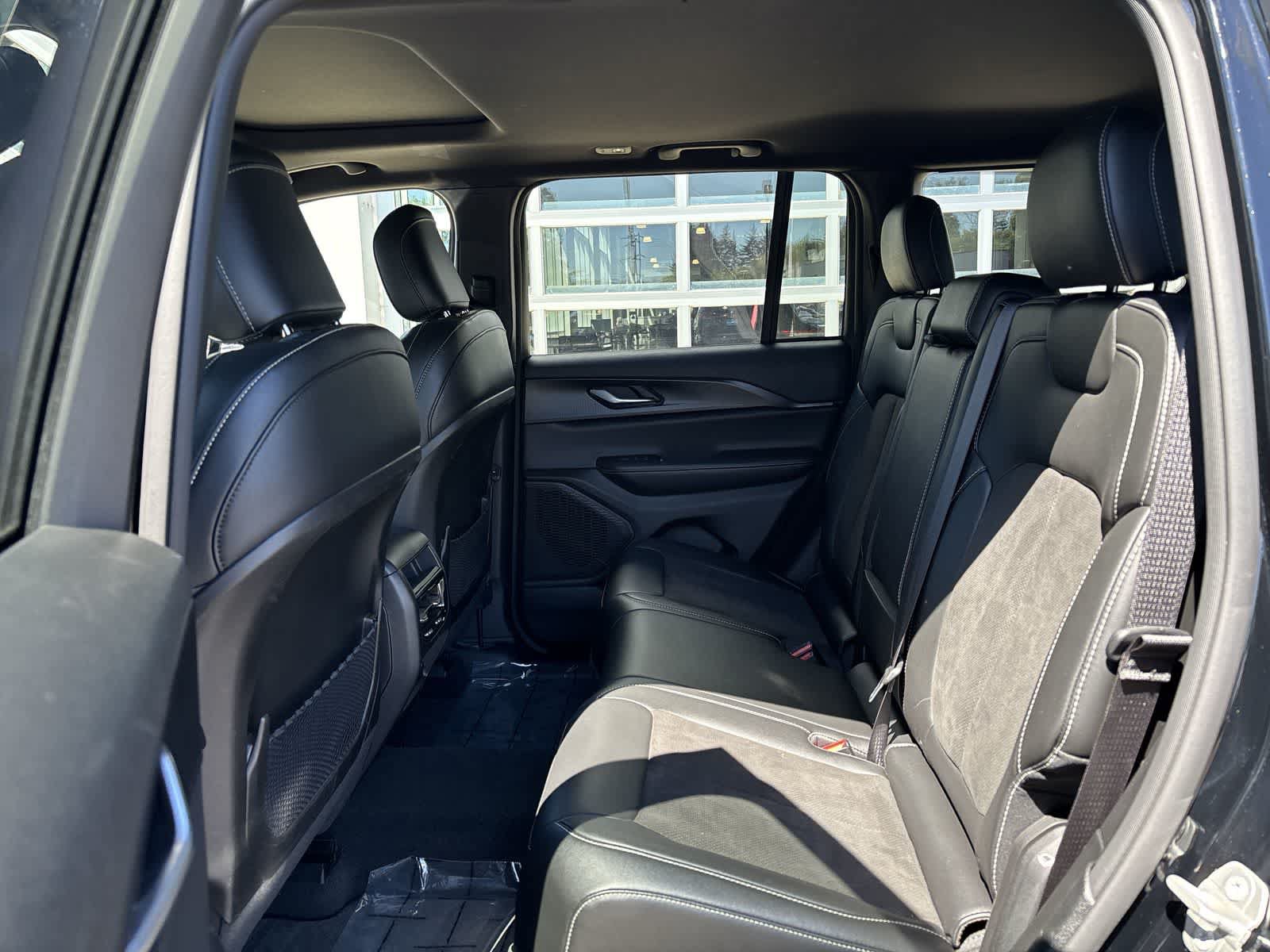 Certified 2023 Jeep Grand Cherokee Altitude AWD/4WD image 7