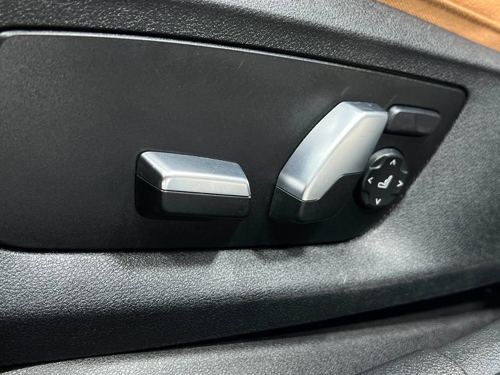 Used 2020 BMW 530e xDrive w/ Premium Package AWD/4WD image 19