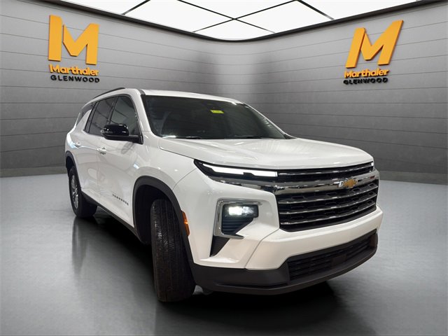 Used 2025 Chevrolet Traverse LT image 3