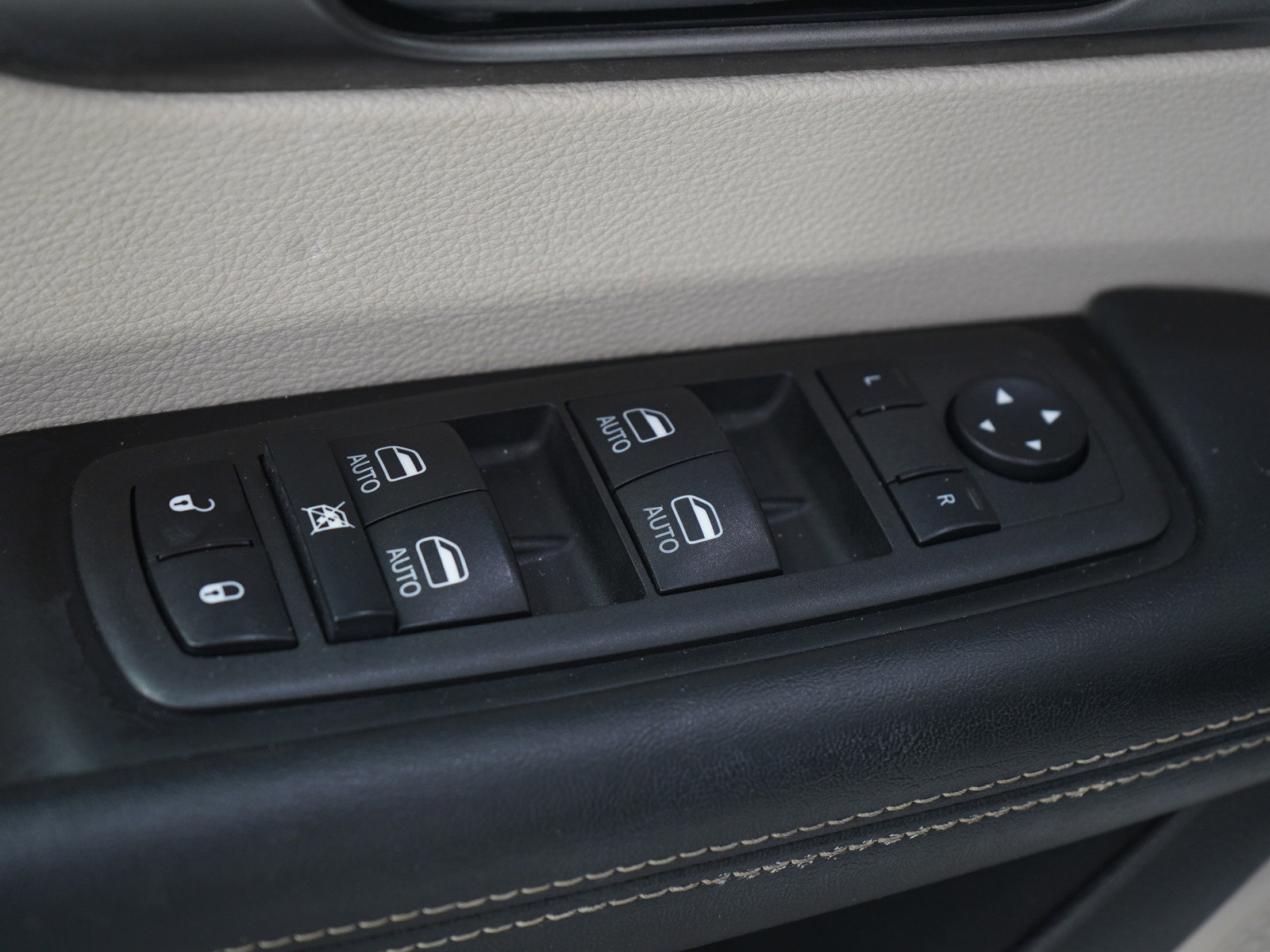 Used 2022 Chrysler Pacifica Touring-L w/ Uconnect Theater Family Group FWD image 25