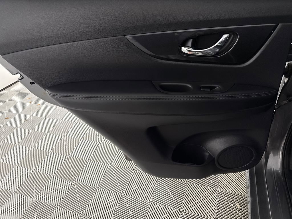Used 2018 Nissan Rogue SV FWD image 12