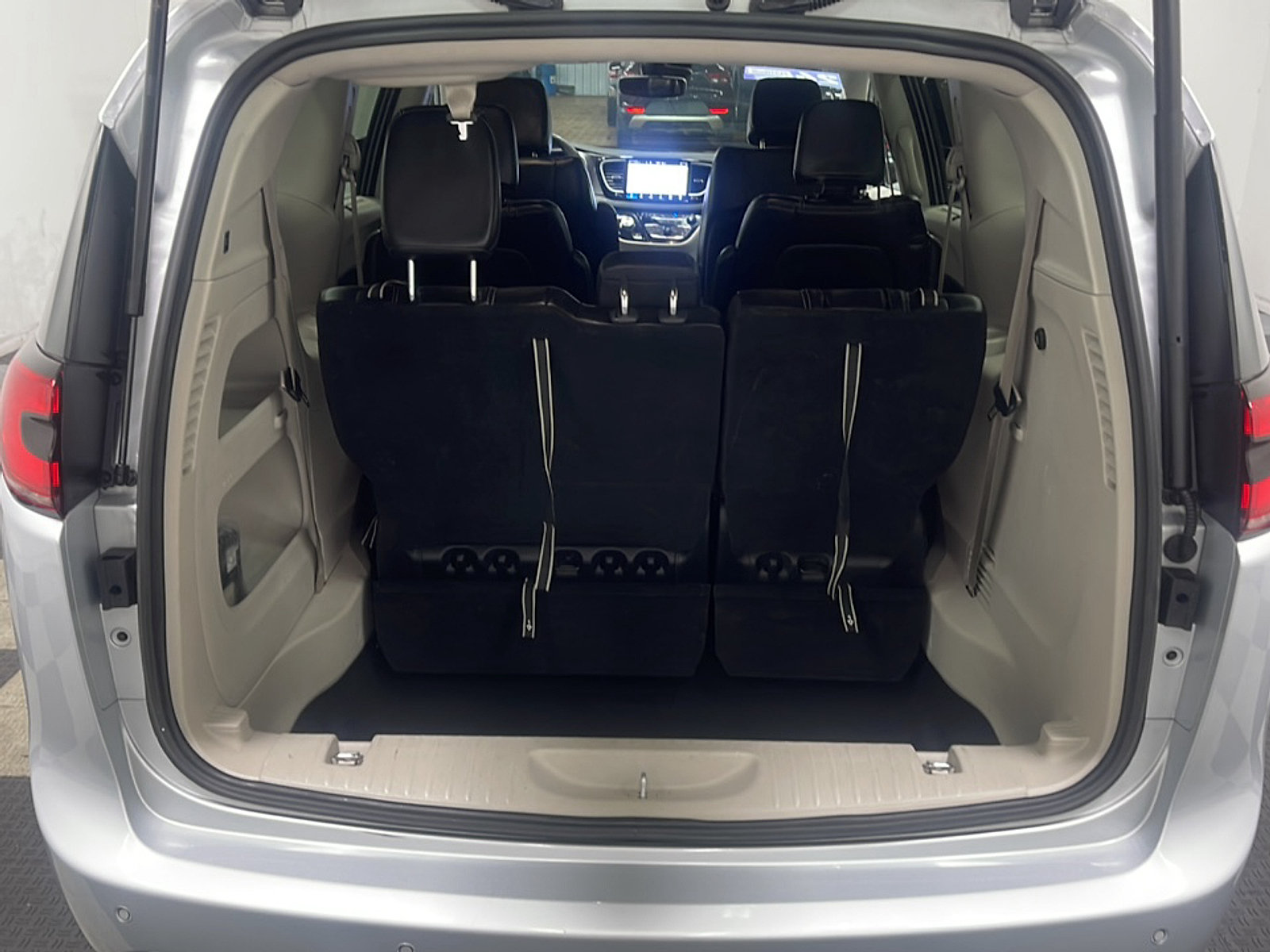 Used 2024 Chrysler Pacifica Touring-L FWD image 18