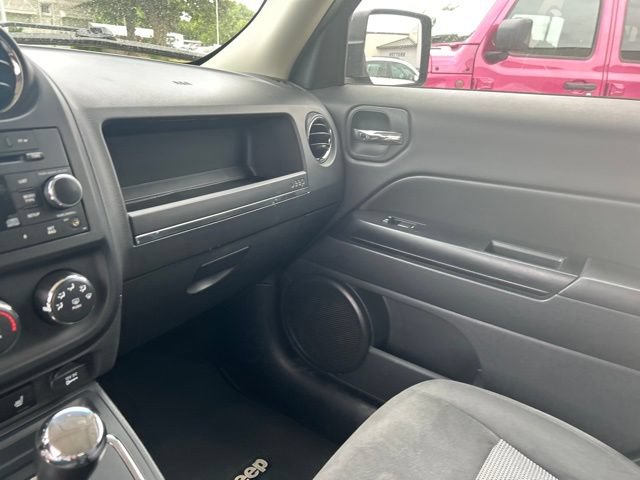 Used 2017 Jeep Patriot Latitude AWD/4WD image 13