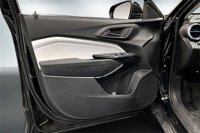 Used 2025 Chevrolet Trax LT w/ LT Convenience Package image 19