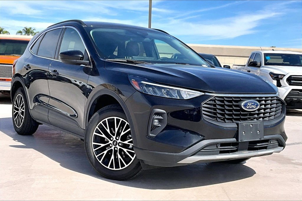Used 2025 Ford Escape SE FWD image 2