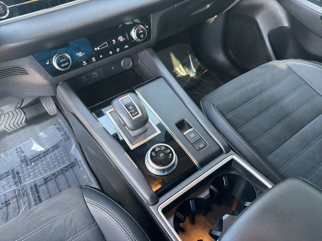 Used 2024 Mitsubishi Outlander SE image 16