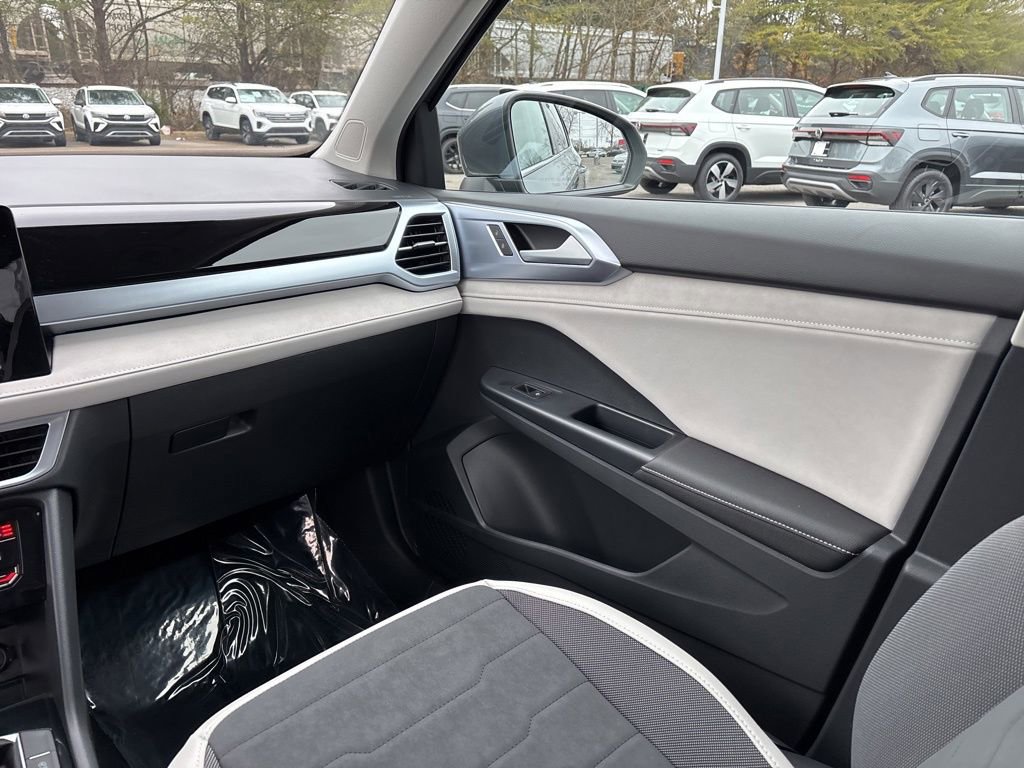 New 2025 Volkswagen Taos SE image 26