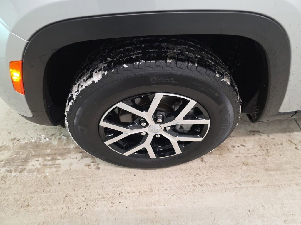 Used 2025 Jeep Grand Cherokee Limited image 2