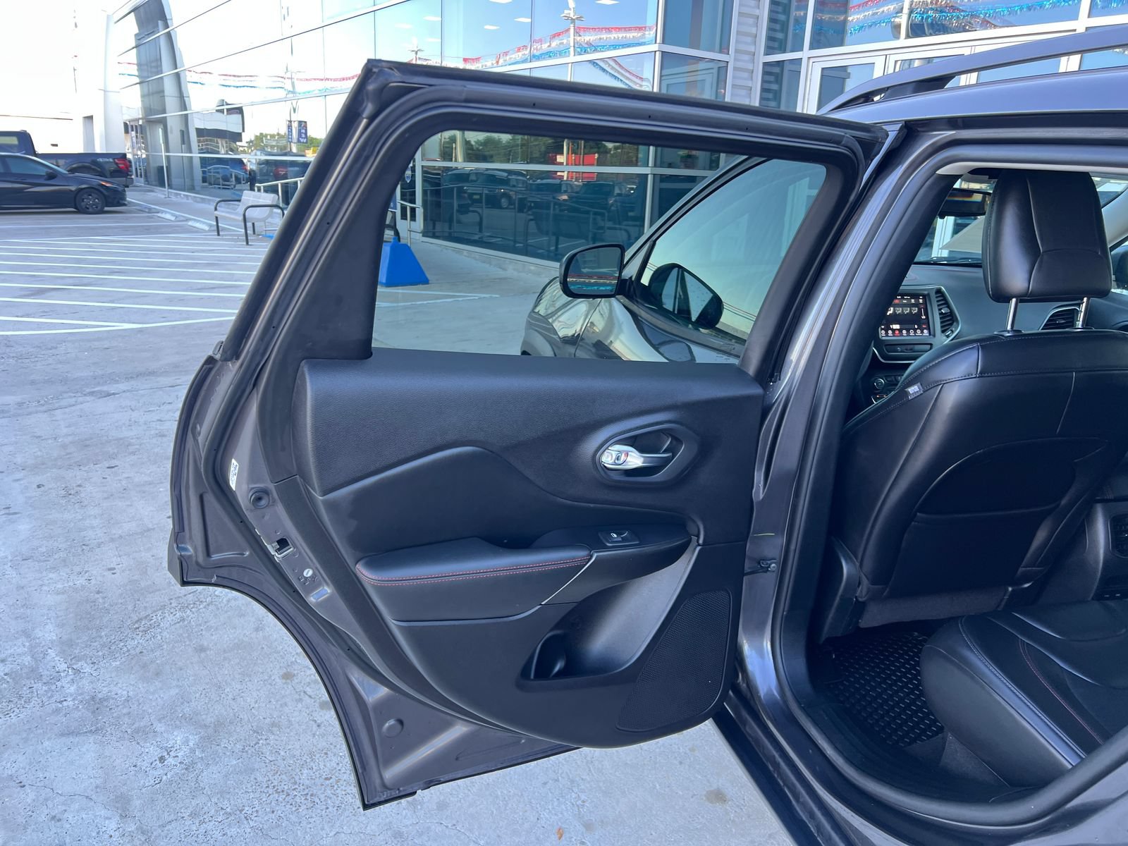 Used 2020 Jeep Cherokee Trailhawk AWD/4WD image 12