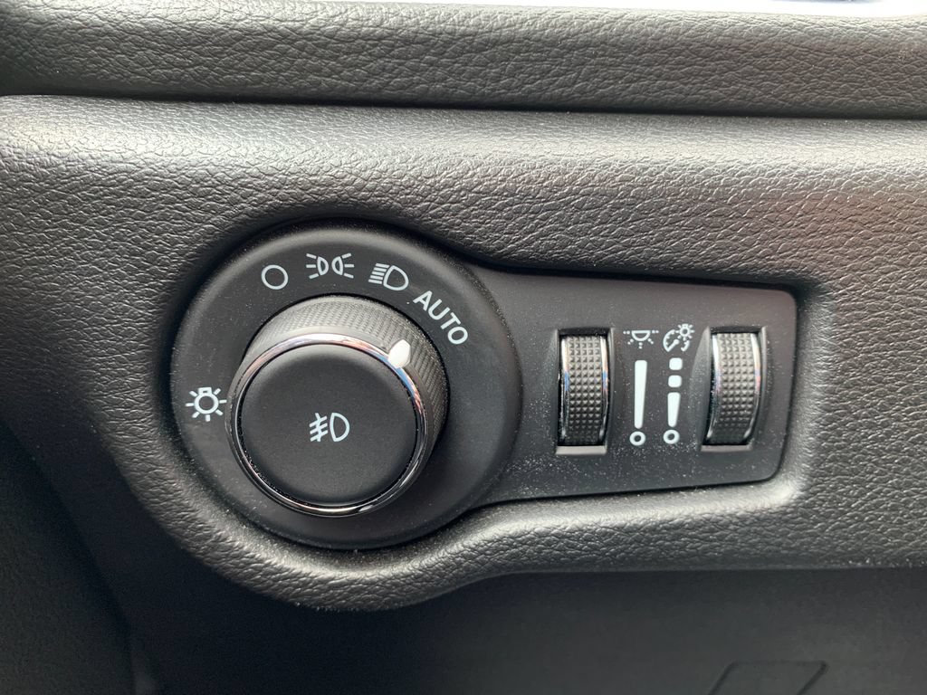 Used 2025 Chrysler Pacifica Limited FWD image 26