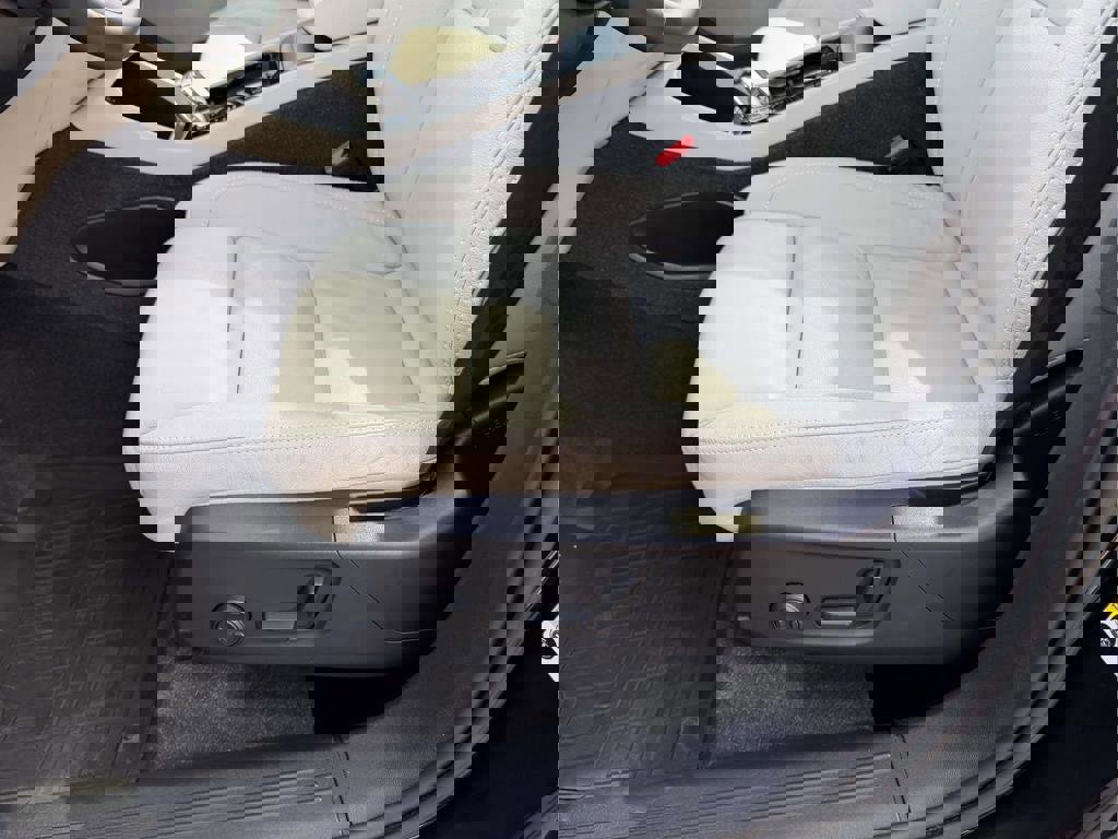 Used 2023 Volvo XC40 B5 Plus w/ Driver Assist Package image 16